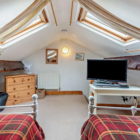 3 Bed In Ullock Sz043 *